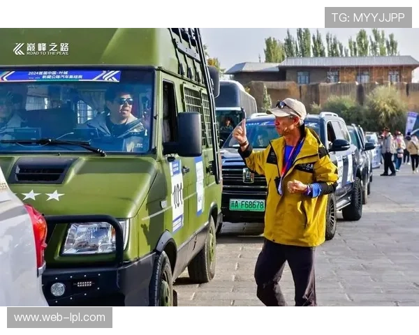 汽车集结赛在开放道路中进行，参赛车辆必须遵守交通规则